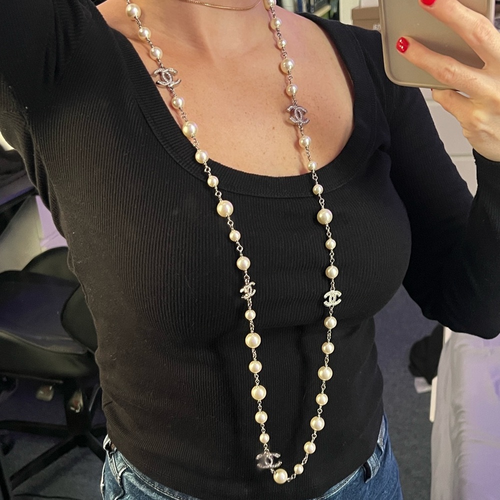 CHANEL Pearl and Silver Logo Necklace - Picture 3 of 8